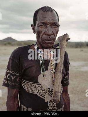 Oktober 3, 2018 - Lake Eyasi, Ngorongoro, Tansania - Giaga (50) Die hadza sind eine der letzten verbleibenden Gesellschaften, die in der Welt bleiben, dass rein vom Jagen und Sammeln überleben. Sehr wenig wurde in der Art und Weise, wie der Hadza ihr Leben verändert. Aber es wurde immer schwieriger für sie zu verfolgen die Hadza Lebensart geworden. Entweder die Hadza wird einen Weg finden, ihr Land zu sichern - Rechte den Zugang zu sauberem Wasser quellen und wilden Tieren, oder die Hadzabe lifestyle verschwinden werden, wobei die meisten von Ihnen werden nicht zu arm und ungebildet Personen innerhalb einer Verwestlichten soci Stockfoto