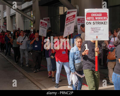 Chicago, Illinois, USA. 3. Oktober 2018. Mitglieder von Vereinen hier Lokal 1, die Chicago Hotel Workers Union picket außerhalb des Hampton Inn Huron Street in der streeterville Nachbarschaft. Die Arbeiter streiken für das ganze Jahr healthcare, auch wenn Sie gerade während der langsamen Jahreszeiten festgelegt sind. Stockfoto