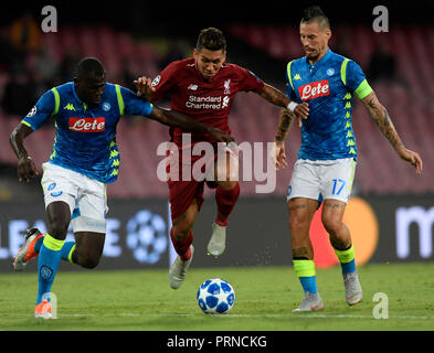 Neapel, Italien. 3. Okt, 2018. Napoli von Kalidou Koulibaly (L) und Marek Hamsik (R) konkurrieren gegen Liverpool Roberto Firmino während der UEFA Champions League Gruppe C Match zwischen Napoli und Liverpool in Neapel, Italien, Oktober 3, 2018. Napoli gewann 1:0. Credit: Alberto Lingria/Xinhua/Alamy leben Nachrichten Stockfoto