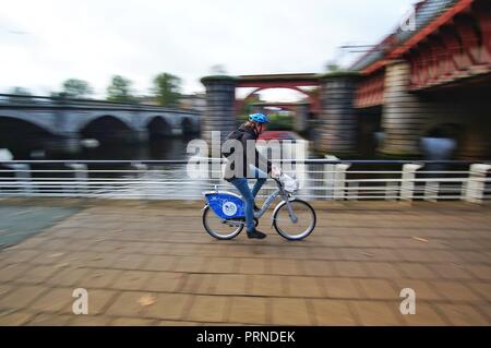 Glasgow, UK 4. Oktober 2018, Glasgow City Council, passt sich ein in der Nähe von - £ 180.000 Finanzierung Award von Transport Scotland bis zu einem E-Bike. Die 180 k cash Bewilligung von Transport Scotland sichern 63 neue elektrisch unterstützte eBikes mit weiteren weitere £ 180.000 von Glasgow City Council auf 83 eBike Docking Stationen, die bei 21 der bestehenden installiert werden verbracht werden soll. nextbike mieten Standorte bereits um Glasgow stationiert. Credit: Pawel Pietraszewski/Alamy leben Nachrichten Stockfoto