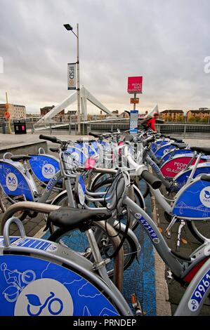 Glasgow, UK 4. Oktober 2018, Glasgow City Council, passt sich ein in der Nähe von - £ 180.000 Finanzierung Award von Transport Scotland bis zu einem E-Bike. Die 180 k cash Bewilligung von Transport Scotland sichern 63 neue elektrisch unterstützte eBikes mit weiteren weitere £ 180.000 von Glasgow City Council auf 83 eBike Docking Stationen, die bei 21 der bestehenden installiert werden verbracht werden soll. nextbike mieten Standorte bereits um Glasgow stationiert. Credit: Pawel Pietraszewski/Alamy leben Nachrichten Stockfoto