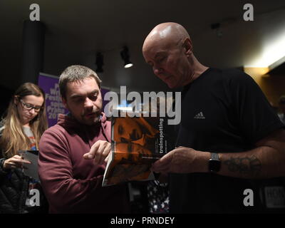 Prag, Tschechische Republik. Okt, 2018 03. Der britische Schriftsteller Irvin Welsh (rechts) ist während seiner Autogrammstunde in der Prager Schriftsteller Festival (PWF) in Prag, Tschechische Republik, am 3. Oktober 2018. Quelle: Michal Krumphanzl/CTK Photo/Alamy leben Nachrichten Stockfoto