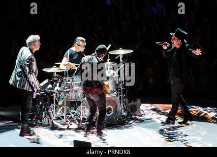 Hamburg, Deutschland. 03 Oktober 2018, Hamburg: Die Band U2 mit Adam Clayton (L-R), Bassist, Larry Mullen junior, Schlagzeuger, David Howell Evans (am Rand), Gitarrist, und Paul David Hewson (Bono), Sänger, der während Ihrer "die Erfahrung + Unschuld" Tour an die Barclaycard Arena. Foto: Daniel Bockwoldt/dpa Quelle: dpa Picture alliance/Alamy leben Nachrichten Stockfoto