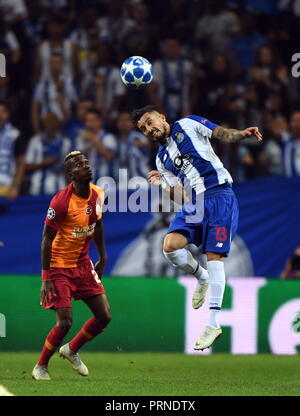 (181004) - Porto, 4. Oktober 2018 (Xinhua) - Alex Telles (R) von Porto Mias mit Henry Onyekuru von Galatasaray in der Champions League Gruppe D Match zwischen dem FC Porto und Galatasaray im Dragon Stadion in Porto, Portugal, Oktober 3, 2018. Porto gewann 1:0. (Xinhua/Zhang Liyun) Stockfoto