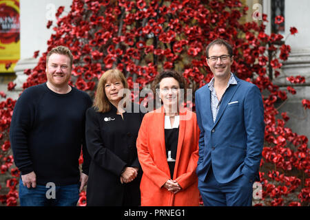 London, Großbritannien. Vom 4. Oktober 2018. (L und R) Künstler Paul Cummins, Diane Lees, Generaldirektor IWM, Jenny Waldman, künstlerischer Leiter von 14-18 JETZT und Designer Tom Piper stand neben "Weinende Fenster', die ikonische poppy Skulptur, die im Imperial War Museum vorgestellt. Die Skulptur wird vor Ort bis 18. November 2018. Credit: Stephen Chung/Alamy leben Nachrichten Stockfoto