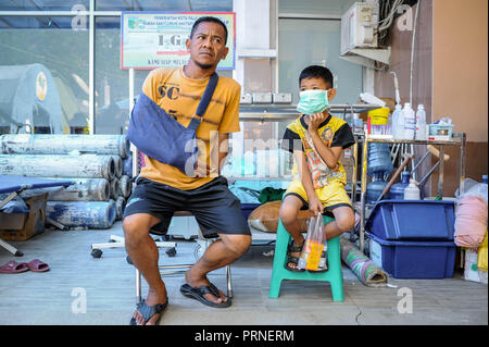 Palu, Indonesien. 4. Oktober 2018. Bewohner gesehen Wiederbelebung Behandlung am Krankenhaus Anutapura nach dem Erdbeben. Eine tödliche Erdbeben der Stärke 7.7 Ausmaß und der Tsunami Welle verursacht durch die Stadt von Palu und viel von der Gegend in Zentral-sulawesi zerstört hat. Credit: SOPA Images Limited/Alamy leben Nachrichten Stockfoto