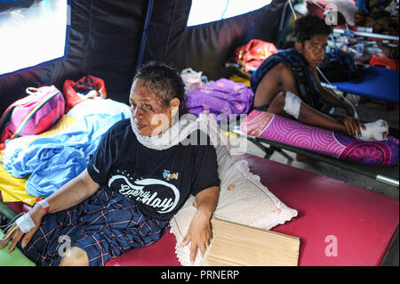 Palu, Indonesien. 4. Oktober 2018. Bewohner gesehen wartet auf Behandlung im Krankenhaus Anutapura nach dem Erdbeben. Eine tödliche Erdbeben der Stärke 7.7 Ausmaß und der Tsunami Welle verursacht durch die Stadt von Palu und viel von der Gegend in Zentral-sulawesi zerstört hat. Credit: SOPA Images Limited/Alamy leben Nachrichten Stockfoto