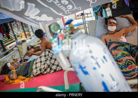 Palu, Indonesien. 4. Oktober 2018. Bewohner gesehen Wiederbelebung Behandlung am Krankenhaus Anutapura nach dem Erdbeben. Eine tödliche Erdbeben der Stärke 7.7 Ausmaß und der Tsunami Welle verursacht durch die Stadt von Palu und viel von der Gegend in Zentral-sulawesi zerstört hat. Credit: SOPA Images Limited/Alamy leben Nachrichten Stockfoto