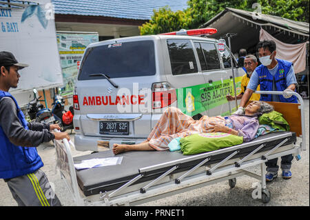 Palu, Indonesien. 4. Oktober 2018. Ein Bewohner gesehen Wiederbelebung Behandlung am Krankenhaus Anutapura nach dem Erdbeben. Eine tödliche Erdbeben der Stärke 7.7 Ausmaß und der Tsunami Welle verursacht durch die Stadt von Palu und viel von der Gegend in Zentral-sulawesi zerstört hat. Credit: SOPA Images Limited/Alamy leben Nachrichten Stockfoto