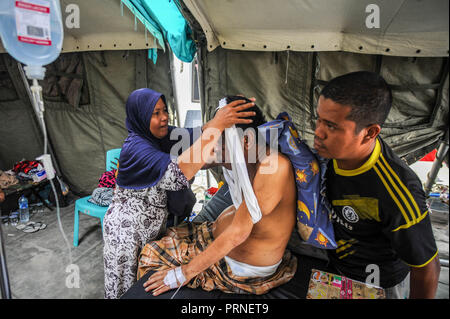 Palu, Indonesien. 4. Oktober 2018. Bewohner gesehen Wiederbelebung Behandlung am Krankenhaus Anutapura nach dem Erdbeben. Eine tödliche Erdbeben der Stärke 7.7 Ausmaß und der Tsunami Welle verursacht durch die Stadt von Palu und viel von der Gegend in Zentral-sulawesi zerstört hat. Credit: SOPA Images Limited/Alamy leben Nachrichten Stockfoto