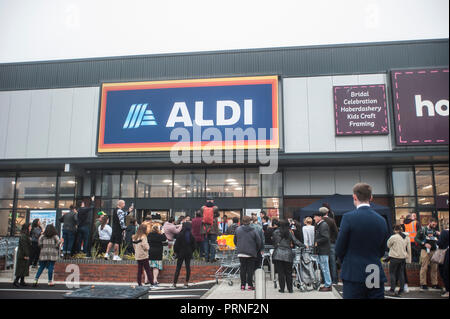 Brighton, UK. 4. Oktober 2018. Neue Aldi Store öffnet im Pavillon Retail Park auf Lewes Road in Brighton, durch die olympische Bronze medaillenträger Anthony Ogogo. Die Discounter eröffnet die Türen zu neuen Kunden an einem kalten und nebligen Morgen, wo der frühen Käufer, wo eine kostenlose Tasche von Obst und Gemüse belohnt. Credit: Francesca Moore/Alamy leben Nachrichten Stockfoto