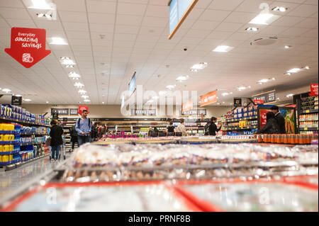 Brighton, UK. 4. Oktober 2018. Neue Aldi Store öffnet im Pavillon Retail Park auf Lewes Road in Brighton, durch die olympische Bronze medaillenträger Anthony Ogogo. Die Discounter eröffnet die Türen zu neuen Kunden an einem kalten und nebligen Morgen, wo der frühen Käufer, wo eine kostenlose Tasche von Obst und Gemüse belohnt. Credit: Francesca Moore/Alamy leben Nachrichten Stockfoto