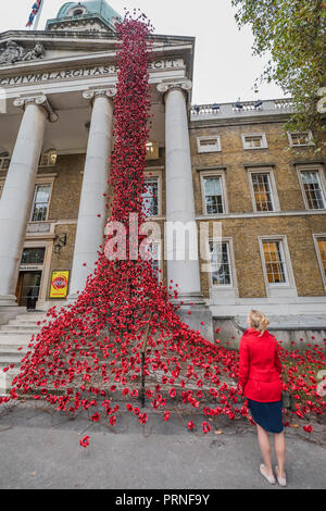 London, Großbritannien. 4. Oktober 2018. Weinende Fenster durch Künstler Paul Cummins und Designer Tom Piper am IWM in London. Dies ist die letzte Präsentation im Rahmen von 14-18 JETZT UK-Tour der Mohn, und die Skulptur wird vor Ort bis 18. November 2018. Es ist das erste Mal, wenn es in die Hauptstadt zurückgekehrt ist, denn sie ist Teil des 'Blut gefegt war, Länder und Meere von Red' an der Tower von London im Jahr 2014 und stellt den Höhepunkt der Mohnblumen tour. Credit: Guy Bell/Alamy leben Nachrichten Stockfoto