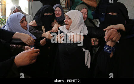 Beit Lahia, Gazastreifen, palästinensischen Gebiet. 4. Okt, 2018. Die Angehörigen der palästinensischen Ahmed Abu Habel, 15, die von israelischen Truppen während der Auseinandersetzungen in einer Demonstration erschossen wurde gegen die israelische Blockade des Gazastreifens, und die Entscheidung der Vereinigten Staaten, zu stoppen, die Finanzierung und die Unterstützung der Institution der Vereinten Nationen für palästinensische Flüchtlinge (UNRWA), am Grenzübergang Erez mit Israel, trauern Während seiner Beerdigung in Beit Lahia im nördlichen Gazastreifen am 4. Oktober 2018 Credit: Ashraf Amra/APA-Images/ZUMA Draht/Alamy leben Nachrichten Stockfoto