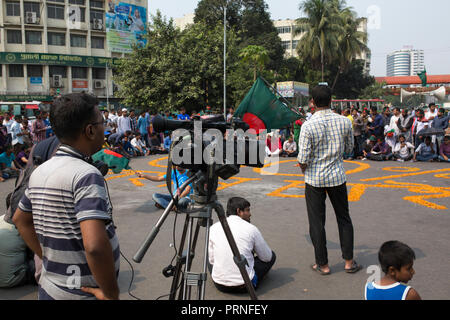 Dhaka, Bangladesch. 4. Oktober 2018. Bangladesch journalist Abdeckung Protest in Dhaka, Bangladesch am 04 Oktober, 2018. Protesters shout Slogans und Shahbagh Kreuzung Block wie Sie fordern eine 30 Prozent Quote für Kinder und Enkelkinder Freiheitskämpfern' wieder in Kraft zu setzen. Laut lokalen Medienberichten Bandgladeshi Kabinett hat eine Entscheidung der Regierung Ausschuß der bestehenden Quotenregelung für die Abschaffung der Klasse-I- und Klasse-II-Jobs im öffentlichen Dienst genehmigt. Credit: zakir Hossain chowdhury Zakir/Alamy leben Nachrichten Stockfoto