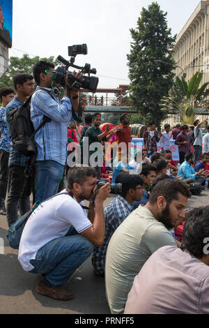 Dhaka, Bangladesch. 4. Oktober 2018. Bangladesch journalist Abdeckung Protest in Dhaka, Bangladesch am 04 Oktober, 2018. Protesters shout Slogans und Shahbagh Kreuzung Block wie Sie fordern eine 30 Prozent Quote für Kinder und Enkelkinder Freiheitskämpfern' wieder in Kraft zu setzen. Laut lokalen Medienberichten Bandgladeshi Kabinett hat eine Entscheidung der Regierung Ausschuß der bestehenden Quotenregelung für die Abschaffung der Klasse-I- und Klasse-II-Jobs im öffentlichen Dienst genehmigt. Credit: zakir Hossain chowdhury Zakir/Alamy leben Nachrichten Stockfoto