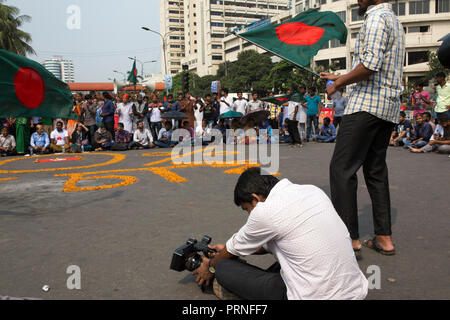 Dhaka, Bangladesch. 4. Oktober 2018. Bangladesch journalist Abdeckung Protest in Dhaka, Bangladesch am 04 Oktober, 2018. Protesters shout Slogans und Shahbagh Kreuzung Block wie Sie fordern eine 30 Prozent Quote für Kinder und Enkelkinder Freiheitskämpfern' wieder in Kraft zu setzen. Laut lokalen Medienberichten Bandgladeshi Kabinett hat eine Entscheidung der Regierung Ausschuß der bestehenden Quotenregelung für die Abschaffung der Klasse-I- und Klasse-II-Jobs im öffentlichen Dienst genehmigt. Credit: zakir Hossain chowdhury Zakir/Alamy leben Nachrichten Stockfoto