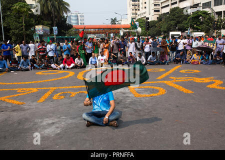 Dhaka, Bangladesch. 4. Oktober 2018. Protesters shout Slogans und Shahbagh Kreuzung blockieren, da sie die Nachfrage wieder eine 30 Prozent Quote für Kinder und Enkelkinder Freiheitskämpfer" in Dhaka, Bangladesch am 04 Oktober, 2018. Laut lokalen Medienberichten Bandgladeshi Kabinett hat eine Entscheidung der Regierung Ausschuß der bestehenden Quotenregelung für die Abschaffung der Klasse-I- und Klasse-II-Jobs im öffentlichen Dienst genehmigt. Credit: zakir Hossain chowdhury Zakir/Alamy leben Nachrichten Stockfoto