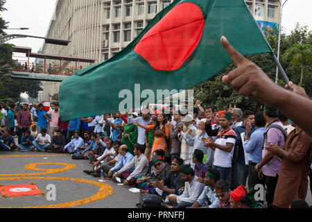 Dhaka, Bangladesch. 4. Oktober 2018. Protesters shout Slogans und Shahbagh Kreuzung blockieren, da sie die Nachfrage wieder eine 30 Prozent Quote für Kinder und Enkelkinder Freiheitskämpfer" in Dhaka, Bangladesch am 04 Oktober, 2018. Laut lokalen Medienberichten Bandgladeshi Kabinett hat eine Entscheidung der Regierung Ausschuß der bestehenden Quotenregelung für die Abschaffung der Klasse-I- und Klasse-II-Jobs im öffentlichen Dienst genehmigt. Credit: zakir Hossain chowdhury Zakir/Alamy leben Nachrichten Stockfoto