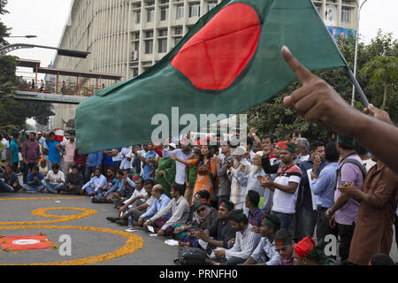 Dhaka, Bangladesch. 4. Okt, 2018. DHAKA, BANGLADESCH - Oktober 04: Demonstranten Parolen schreien und Shahbagh Kreuzung blockieren, da sie die Nachfrage wieder eine 30 Prozent Quote für Kinder und Enkelkinder Freiheitskämpfer" in Dhaka, Bangladesch am 04 Oktober, 2018. Laut lokalen Medienberichten Bandgladeshi Kabinett eine Entscheidung der Regierung Ausschuß der bestehenden Quotenregelung für Klasse abzuschaffen genehmigt hat-I- und Klasse-II-Jobs im öffentlichen Dienst. Credit: Zakir Hossain Chowdhury/ZUMA Draht/Alamy leben Nachrichten Stockfoto