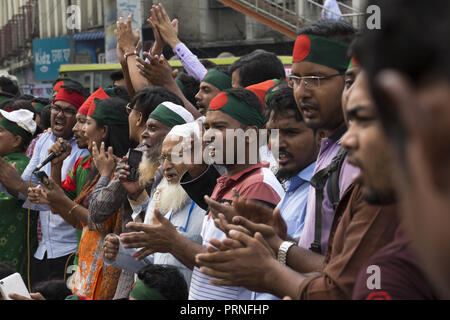 Dhaka, Bangladesch. 4. Okt, 2018. DHAKA, BANGLADESCH - Oktober 04: Demonstranten Parolen schreien und Shahbagh Kreuzung blockieren, da sie die Nachfrage wieder eine 30 Prozent Quote für Kinder und Enkelkinder Freiheitskämpfer" in Dhaka, Bangladesch am 04 Oktober, 2018. Laut lokalen Medienberichten Bandgladeshi Kabinett eine Entscheidung der Regierung Ausschuß der bestehenden Quotenregelung für Klasse abzuschaffen genehmigt hat-I- und Klasse-II-Jobs im öffentlichen Dienst. Credit: Zakir Hossain Chowdhury/ZUMA Draht/Alamy leben Nachrichten Stockfoto