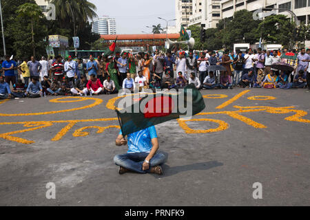 Dhaka, Bangladesch. 4. Okt, 2018. DHAKA, BANGLADESCH - Oktober 04: Demonstranten Parolen schreien und Shahbagh Kreuzung blockieren, da sie die Nachfrage wieder eine 30 Prozent Quote für Kinder und Enkelkinder Freiheitskämpfer" in Dhaka, Bangladesch am 04 Oktober, 2018. Laut lokalen Medienberichten Bandgladeshi Kabinett eine Entscheidung der Regierung Ausschuß der bestehenden Quotenregelung für Klasse abzuschaffen genehmigt hat-I- und Klasse-II-Jobs im öffentlichen Dienst. Credit: Zakir Hossain Chowdhury/ZUMA Draht/Alamy leben Nachrichten Stockfoto