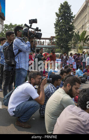 Dhaka, Bangladesch. 4. Okt, 2018. DHAKA, BANGLADESCH - Oktober 04: Bangladesch journalist Abdeckung Protest in Dhaka, Bangladesch am 04 Oktober, 2018. Protesters shout Slogans und Shahbagh Kreuzung blockieren, da sie die Nachfrage wieder eine 30 Prozent Quote für Kinder und Enkelkinder Freiheitskämpfern'. Laut lokalen Medienberichten Bandgladeshi Kabinett eine Entscheidung der Regierung Ausschuß der bestehenden Quotenregelung für Klasse abzuschaffen genehmigt hat-I- und Klasse-II-Jobs im öffentlichen Dienst. Credit: Zakir Hossain Chowdhury/ZUMA Draht/Alamy leben Nachrichten Stockfoto