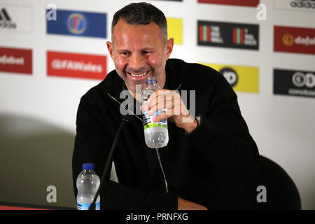 Cardiff, Wales, UK. 4. Oktober 2018. Wales football manager Ryan Giggs spricht zu den Medien im Verlauf seiner Wales Fußball-Gruppe Ankündigung Pressekonferenz im St. Fagans National Museum für Geschichte in der Nähe von Cardiff am Donnerstag, 4. Oktober 2018. Das Team bereitet sich auf die nächsten Spiele gegen Spanien und der Republik Irland. pic von Andrew Obstgarten/Andrew Orchard sport Fotografie/Alamy leben Nachrichten Stockfoto