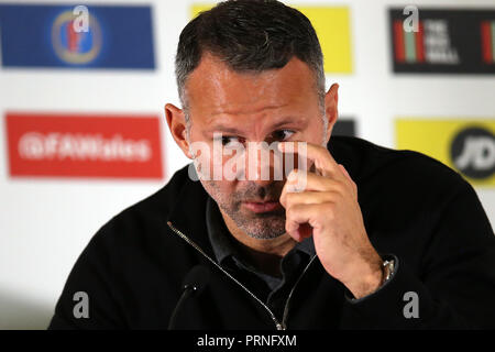 Cardiff, Wales, UK. 4. Oktober 2018. Wales football manager Ryan Giggs spricht zu den Medien im Verlauf seiner Wales Fußball-Gruppe Ankündigung Pressekonferenz im St. Fagans National Museum für Geschichte in der Nähe von Cardiff am Donnerstag, 4. Oktober 2018. Das Team bereitet sich auf die nächsten Spiele gegen Spanien und der Republik Irland. pic von Andrew Obstgarten/Andrew Orchard sport Fotografie/Alamy leben Nachrichten Stockfoto