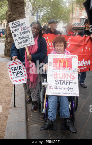 London, Großbritannien. 4. Oktober 2018. Mitarbeiter von McDonald's, JD Wetherspoon und TGI Fridays und UberEats Reiter nahmen an einem Streik in Leicester Square über Pay Kampagne für 10 £ ein Hou, ein Ende der Stunde Null Verträge und gerechtere Tipps Kredit: Amer ghazzal/Alamy leben Nachrichten Stockfoto