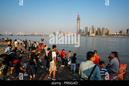 Wuhan, China. Vom 4. Oktober 2018, Wuhan China: China Golden Week - Chinesische Touristen, Yangtze River Bank und Blick auf die Skyline von Wuhan Credit: Keitma/Alamy leben Nachrichten Stockfoto