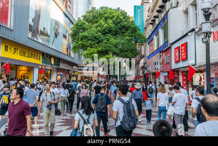 Wuhan, China. Wuhan, China. Vom 4. Oktober 2018, Wuhan China: China Golden Week - Chinesische Touristen in Jianghan Einkaufen Fußgängerzone in Wuhan Credit: Keitma/Alamy Live News Credit: Keitma/Alamy leben Nachrichten Stockfoto