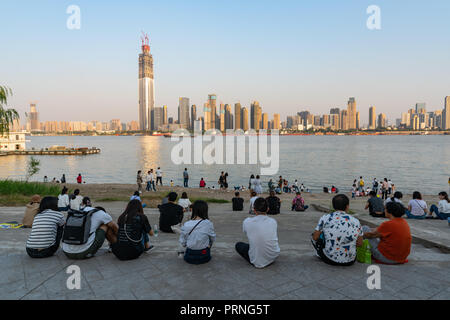 Wuhan, China. Vom 4. Oktober 2018, Wuhan China: China Golden Week - Chinesische Touristen, Yangtze River Bank und Blick auf die Skyline von Wuhan Credit: Keitma/Alamy leben Nachrichten Stockfoto