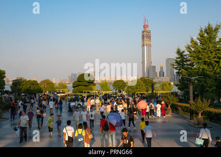 Wuhan, China. Vom 4. Oktober 2018, Wuhan China: China Golden Week - Chinesische Touristen, Yangtze River Bank und Blick auf die Skyline von Wuhan Credit: Keitma/Alamy leben Nachrichten Stockfoto