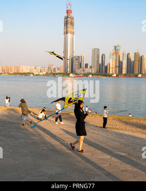 Wuhan, China. Vom 4. Oktober 2018, Wuhan China: China Golden Week - Chinesische Mädchen tun Kite vor Skyline von Wuhan Yangtze River Bank in Wuhan Credit: Keitma/Alamy leben Nachrichten Stockfoto