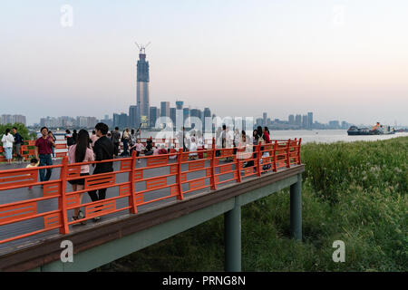 Wuhan, China. Vom 4. Oktober 2018, Wuhan China: China Golden Week - Chinesische Touristen, Yangtze River Bank und Blick auf die Skyline von Wuhan Credit: Keitma/Alamy leben Nachrichten Stockfoto