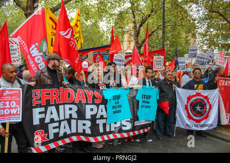 Leicester Square, London: 3. Oktober 2018. McDonald's, Wetherspoons, & TGI Friday Arbeitnehmer nehmen an einem koordinierten Streik, die erste Kampagne dieser Art, schlechte Lohn zu markieren. Credit: Oliver Cole/Alamy leben Nachrichten Stockfoto