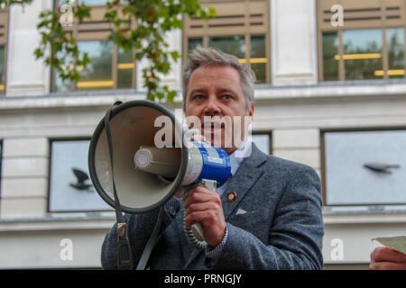 Leicester Square, London: 3. Oktober 2018. McDonald's, Wetherspoons, & TGI Friday Arbeitnehmer nehmen an einem koordinierten Streik, die erste Kampagne dieser Art, schlechte Lohn zu markieren. Credit: Oliver Cole/Alamy leben Nachrichten Stockfoto