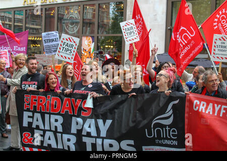 Leicester Square, London: 3. Oktober 2018. McDonald's, Wetherspoons, & TGI Friday Arbeitnehmer nehmen an einem koordinierten Streik, die erste Kampagne dieser Art, schlechte Lohn zu markieren. Credit: Oliver Cole/Alamy leben Nachrichten Stockfoto