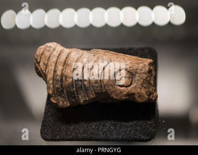 Wiesbaden, Hessen. Okt, 2018 04. Original Fragment eines Tieres Darstellung von Elch Geweih (Ca. 24.000 Jahre alt), die in der Höhle von Steeden gefunden, steht in einem Schaufenster in die Ausstellung "Eiszeit Safari'. Vom 7. Oktober 2018 bis 21. April 2019, im Museum Wiesbaden zeigt die Tier- und Pflanzenwelt und das Leben unserer Vorfahren 30.000 bis 15.000 Jahren. Credit: Andreas Arnold/dpa/Alamy leben Nachrichten Stockfoto