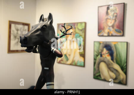 London, GB, 04. Oktober 2018 den Moniker Art Fair 2018, das Beste der Stadt- und Neue, Zeitgenössische Kunst an der berühmten alten Truman Brauerei Platz in East London, Barcelona Spanien teil Der fussion Galerie @ Paul Quezada-Neiman/Alamy leben Nachrichten Stockfoto