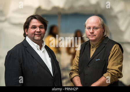 Wiesbaden, Hessen. Okt, 2018 04. Die ausstellungsmacher Fritz Geller-Grimm (l), Direktor des Naturhistorischen Sammlungen im Museum Wiesbaden, und Prof. Wilfried Rosendahl, Direktor der Reiss-Engelhorn-Museen, werden in der Ausstellung "Ice Age Safari'. Vom 7. Oktober 2018 bis 21. April 2019, im Museum Wiesbaden zeigt die Tier- und Pflanzenwelt und das Leben unserer Vorfahren 30.000 bis 15.000 Jahren. Credit: Andreas Arnold/dpa/Alamy leben Nachrichten Stockfoto