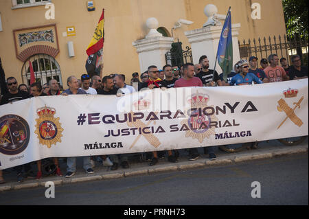 Malaga, Spanien. 4. Okt, 2018. Eine Gruppe von Demonstranten halten ein großes Banner gleichberechtigten Gehälter, wie sie sich an einem Protest zur Unterstützung der nationalen Polizei und zivile Wachen pro Unabhängigkeit Demonstranten während der Auseinandersetzungen in einer Kundgebung der JUSAPOL in Katalonien am 29. September angegriffen. Die Vereinigung, die von Mitgliedern des nationalen spanischen Polizisten und zivile Wachen, namens JUSAPOL, fordern gleiche Gehälter für alle Polizeikräfte im Vergleich mit spanischen autonomen Polizei. Credit: Jesus Merida/SOPA Images/ZUMA Draht/Alamy leben Nachrichten Stockfoto