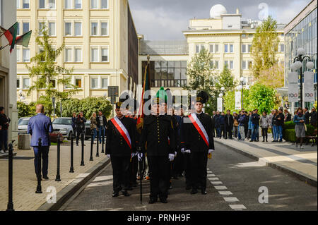 Krakau, Polen. 4. Okt, 2018. Mitglieder der Universität mit Kostüme sind bei der Eröffnung des 100. Akademische Jahr an der AGH Universität für Wissenschaft und Technologie. Credit: Omar Marques/SOPA Images/ZUMA Draht/Alamy leben Nachrichten Stockfoto