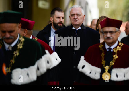 Krakau, Polen. 4. Okt, 2018. Jaroslaw Gowin (C), der Minister für Wissenschaft und Bildung nimmt an der Eröffnung der 100. Akademische Jahr an der AGH Universität für Wissenschaft und Technologie. Credit: Omar Marques/SOPA Images/ZUMA Draht/Alamy leben Nachrichten Stockfoto