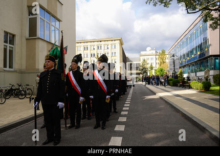 Krakau, Polen. 4. Okt, 2018. Mitglieder der Universität mit Kostüme sind bei der Eröffnung des 100. Akademische Jahr an der AGH Universität für Wissenschaft und Technologie. Credit: Omar Marques/SOPA Images/ZUMA Draht/Alamy leben Nachrichten Stockfoto