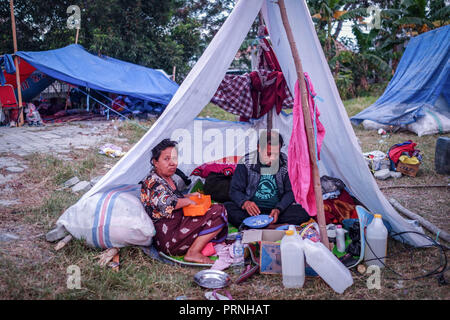 Palu, Indonesien. 4. Okt 2018. Flüchtlinge gesehen Ruhen im Lere Refugee Settlement. Eine tödliche Erdbeben der Stärke 7.7 Ausmaß und der Tsunami Welle verursacht durch die Stadt von Palu und viel von der Gegend in Zentral-sulawesi zerstört hat. Nach Ansicht der Beamten, die Zahl der Todesopfer von verheerenden Erdbeben und Tsunami steigt auf 1.347, rund 800 Menschen in Krankenhäuser sind schwer verletzt und rund 62.000 Menschen in 24 Flüchtlingslagern rund um die Region vertrieben worden. Credit: SOPA Images Limited/Alamy leben Nachrichten Stockfoto