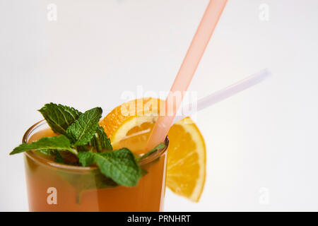 Orange Cocktail mit Eis mit Zweige Minze und Orange Slice in der Nähe eingerichtet. Stockfoto