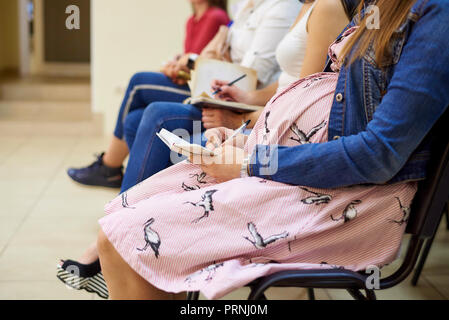 Eine schwangere Frau in Kursen für werdende Mütter. Stockfoto