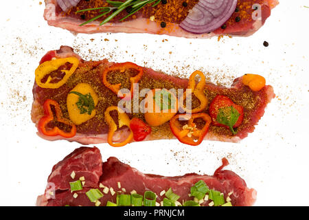 Detailansicht von Fleisch lecker gewürzt mit bunten Gemüse gochujang und schwarzer Pfeffer, isoliert auf weißem Stockfoto